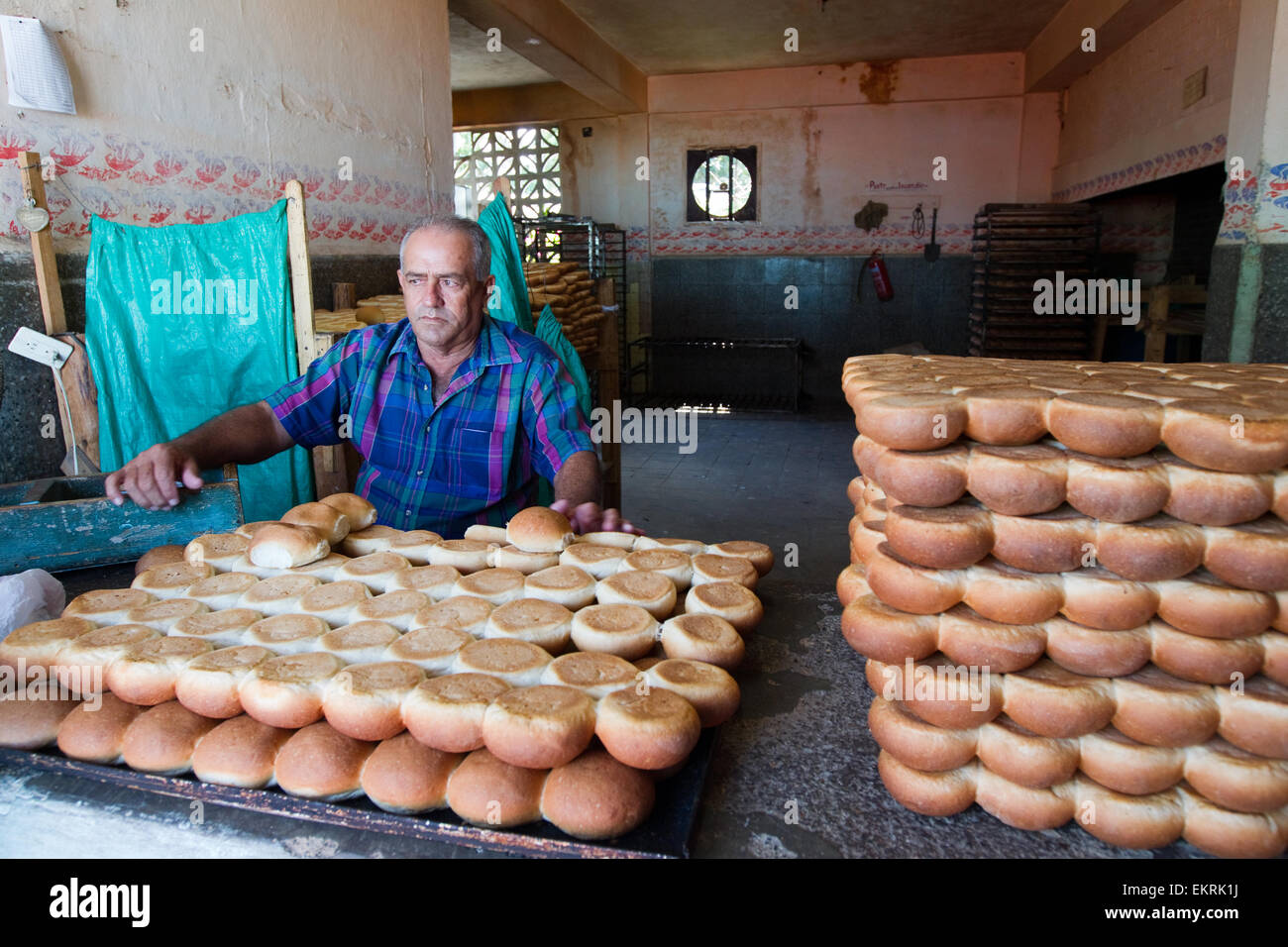 Avec des petits pains d'un boulanger dans une boulangerie à Vinales, Cuba Banque D'Images