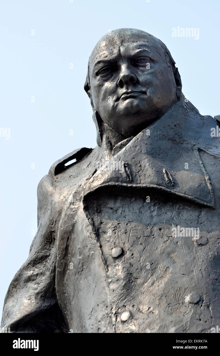 Londres, Angleterre, Royaume-Uni. La place du Parlement. Statue de Winston Churchill par Ivor Robert Jones, devant les Chambres du Parlement. Banque D'Images
