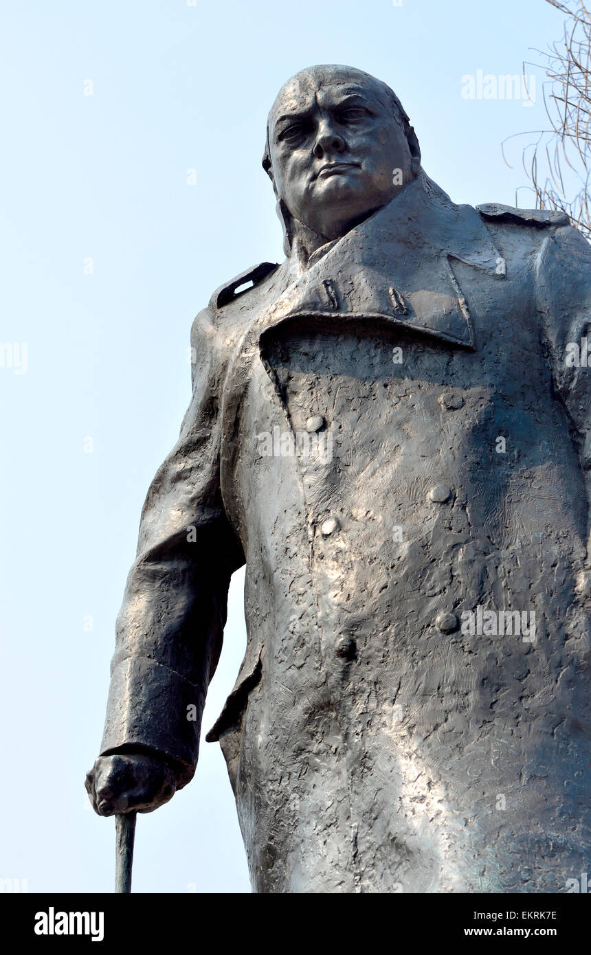 Londres, Angleterre, Royaume-Uni. La place du Parlement. Statue de Winston Churchill par Ivor Robert Jones, devant les Chambres du Parlement. Banque D'Images