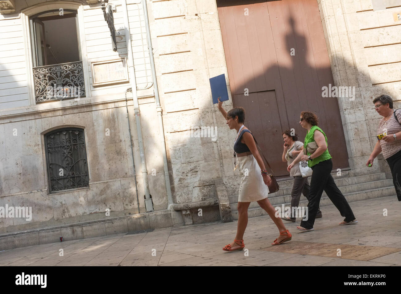 Tour Guide menant une partie à travers les rues de Valence Banque D'Images