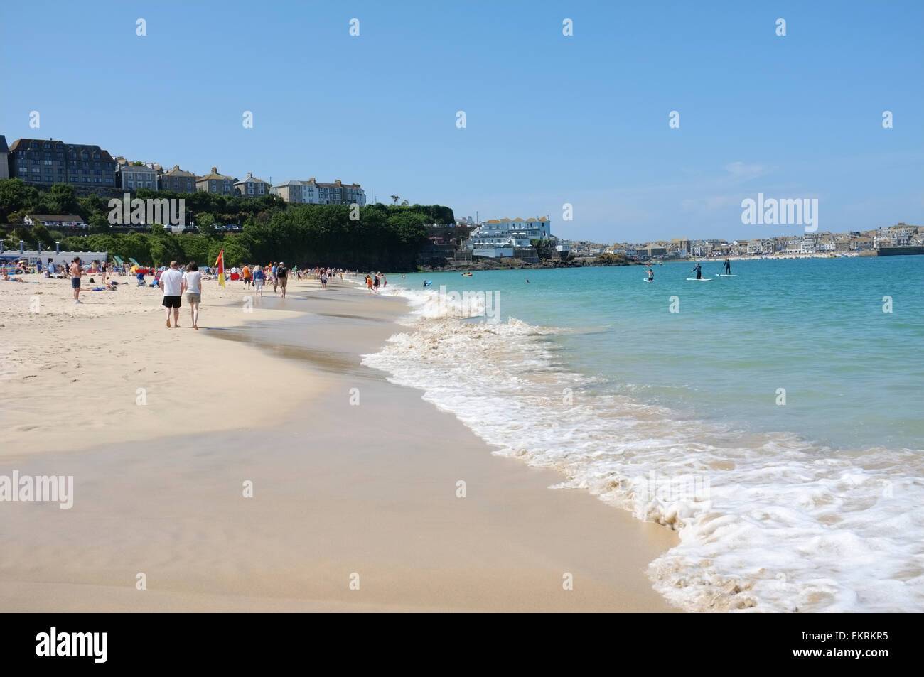 Promeneurs sur le sable humide à la plage de Porthminster à St Ives, Cornwall Banque D'Images