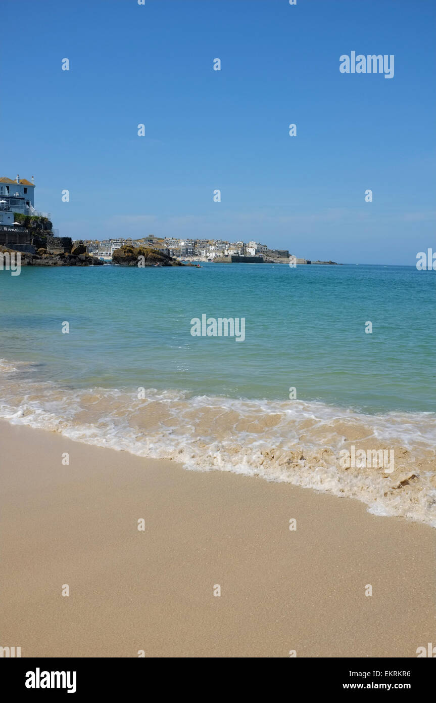 La plage de Porthminster à la direction de St Ives Harbour et la ville. Banque D'Images