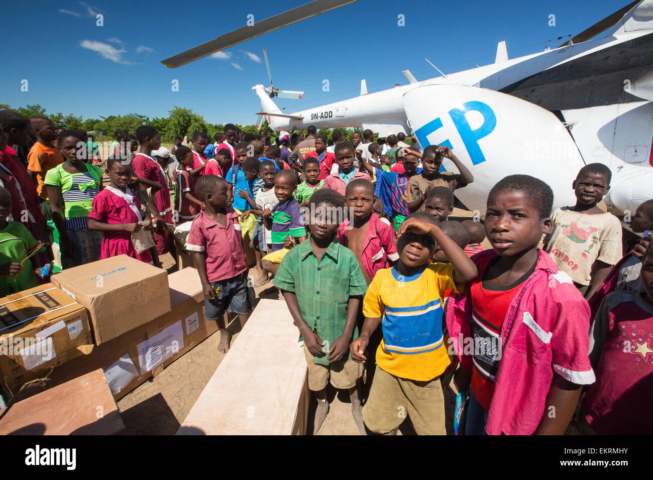 A la mi-janvier 2015, une période de trois jours de pluies excessives portées les inondations sans précédent au petit pays pauvre d'Afrique du Malawi. Il déplacé près de 250 000 personnes, a dévasté 64 000 hectares de terres, et tué plusieurs centaines de personnes. Cette photo montre un hélicoptère russe Mi8 utilisé par l'Organisation des Nations Unies, Programme alimentaire mondial pour fournir une aide alimentaire à des domaines toujours coupé par les inondations, autour de Bangula et Mkhanga. Banque D'Images