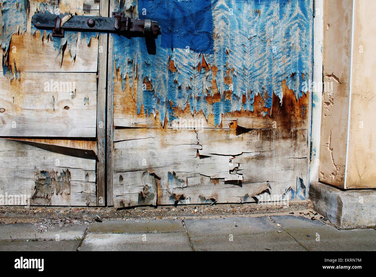 Vieux serrure de porte et essuyé la peinture écaillée Banque D'Images