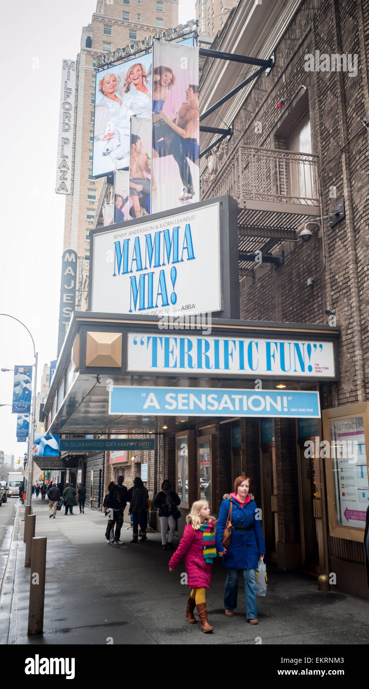 Mamma Mia ! Effectuée à l'Broadhurst Theatre de New York le Vendredi, Avril 10, 2015. L'un des plus anciens salons sur Broadway, Mamma Mia !, avec la musique d'Abba, elle prendra fin le 5 septembre après 5 765 représentations. Compagnies en tournée du spectacle sera probablement vivre pour toujours. (© Richard B. Levine) Banque D'Images