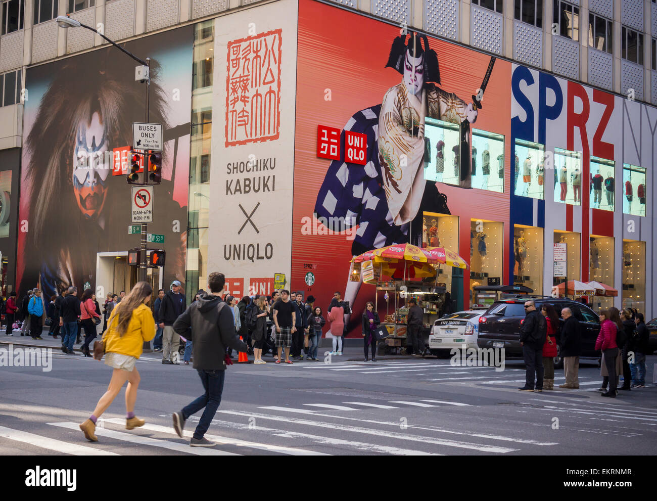 La boutique Uniqlo sur la Cinquième Avenue à New York est décoré pour leur  projet Kabuki Shochiku et Uniqlo, vu le Samedi, Avril 11, 2015. Une ligne  de vêtements basée sur l'art