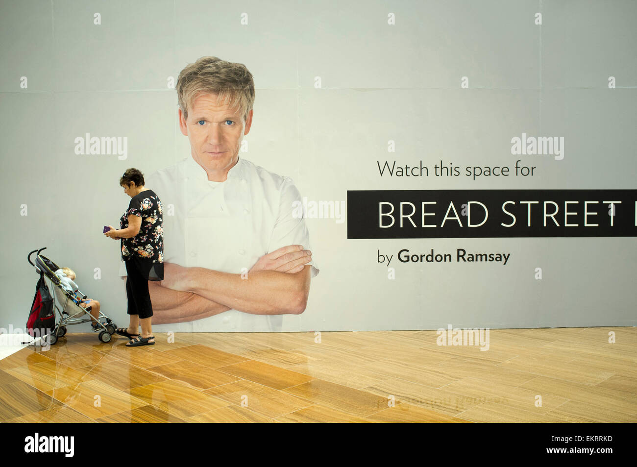 Singapour Le 14 avril 2015. Une femme avec un landau, devant une affiche mettant en vedette chef Gordon Ramsay qui ouvre un restaurant à Singapour : Crédit amer ghazzal/Alamy Live News Banque D'Images