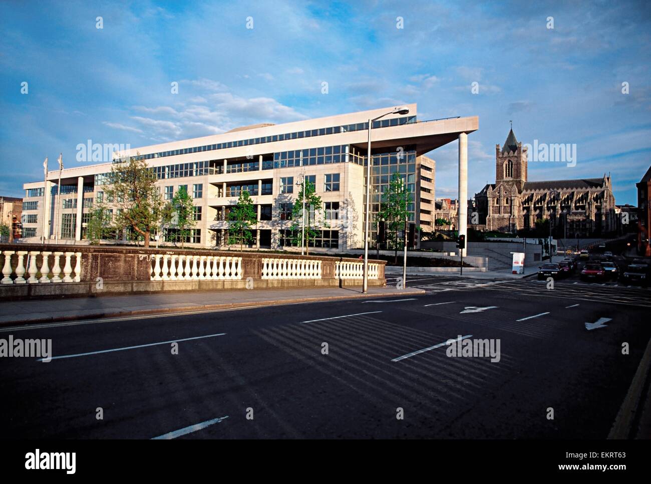 La coopération de Dublin, Dublin, Irlande ; les nouveaux bâtiments municipaux avec la Cathédrale Christ Church à l'arrière-plan Banque D'Images