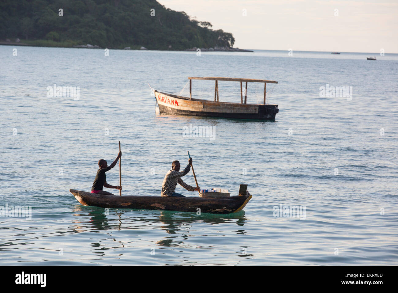 Pêcheur dans un canot creusé à Cape Maclear, sur le lac Malawi, Malawi, Afrique. Banque D'Images