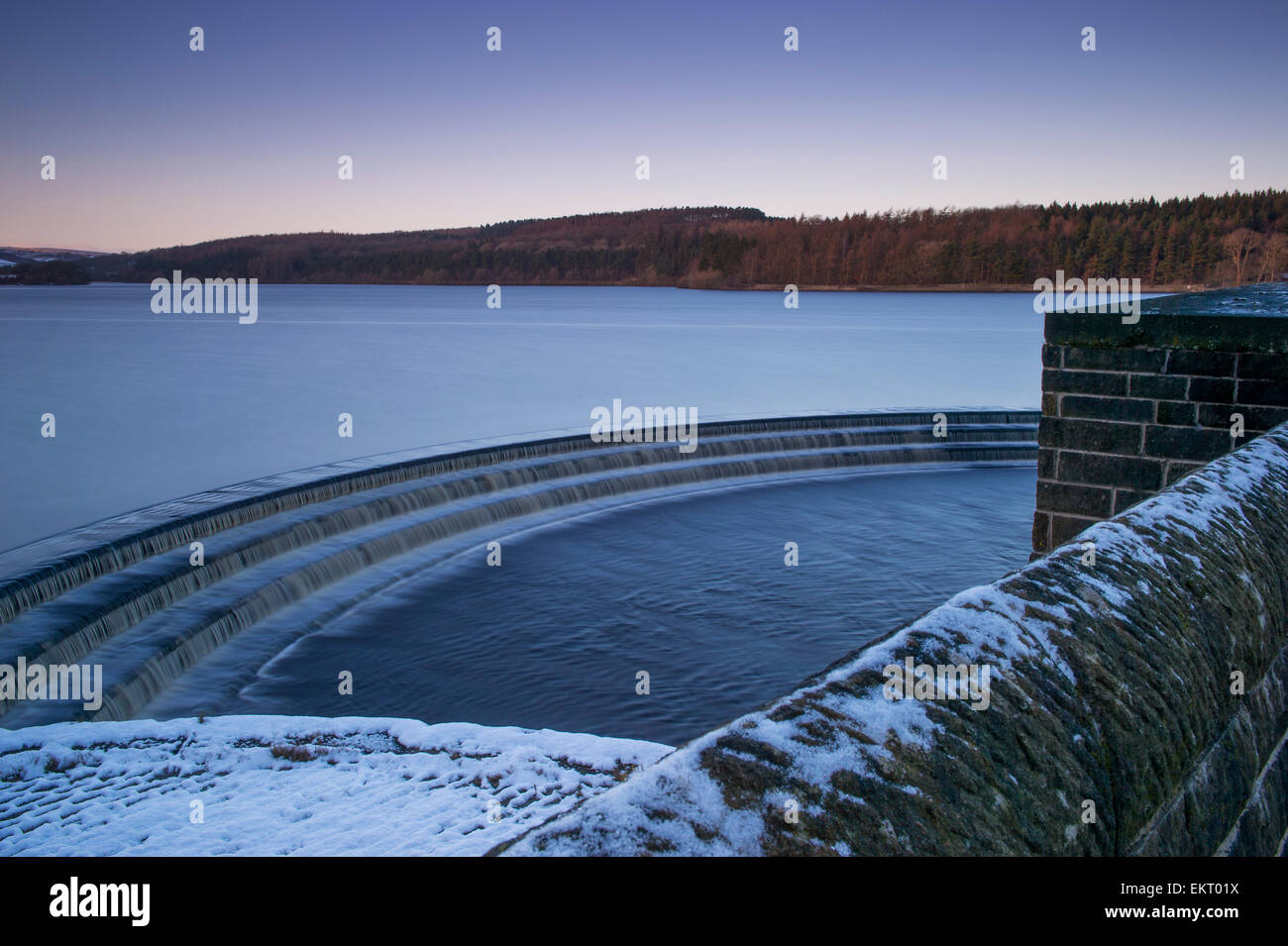 Ciel bleu au coucher du soleil sur l'hiver, la neige, l'autre étendue d'eau calme (et) & Fewston - étapes de débordement de réservoir, North Yorkshire, England, UK. Banque D'Images