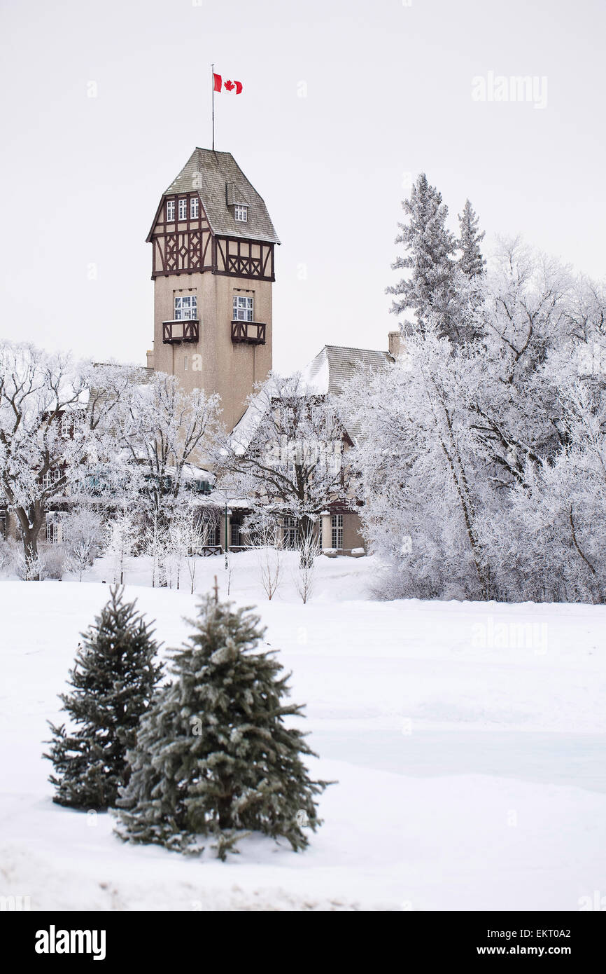 Pavillon du Parc Assiniboine, entouré d'arbres couverts de givre ; Winnipeg, Manitoba, Canada Banque D'Images