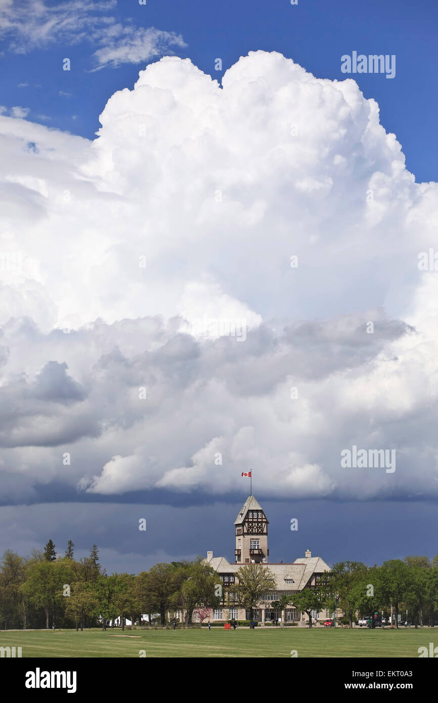 De gros Cumulus nuages au-dessus du pavillon du Parc Assiniboine, Winnipeg, Manitoba, Canada Banque D'Images