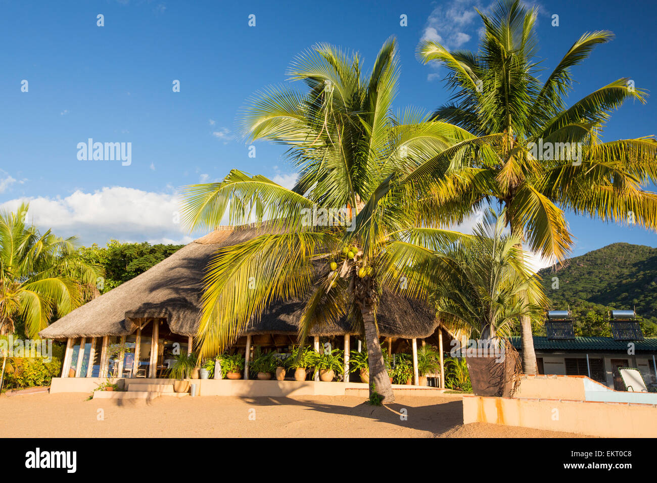 Hébergement au lac Malawi National Park, le premier parc national de l'eau douce dans le monde, à Cape Maclear sur les rives du lac Malawi, Malawi, Afrique. Banque D'Images
