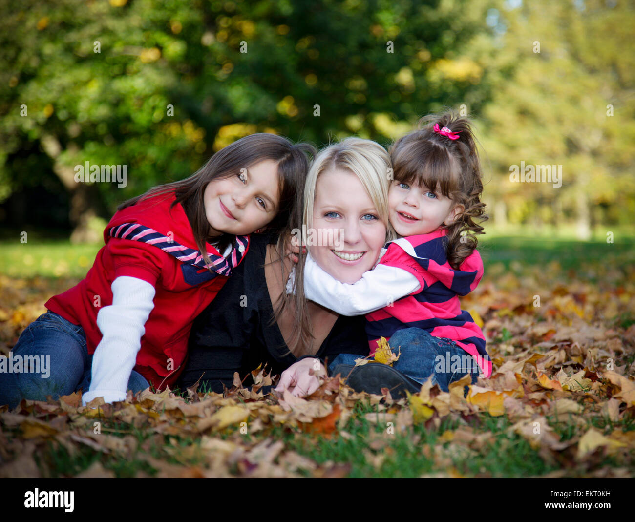 Portrait plein air de maman et 2 filles à l'automne, London, ON Banque D'Images