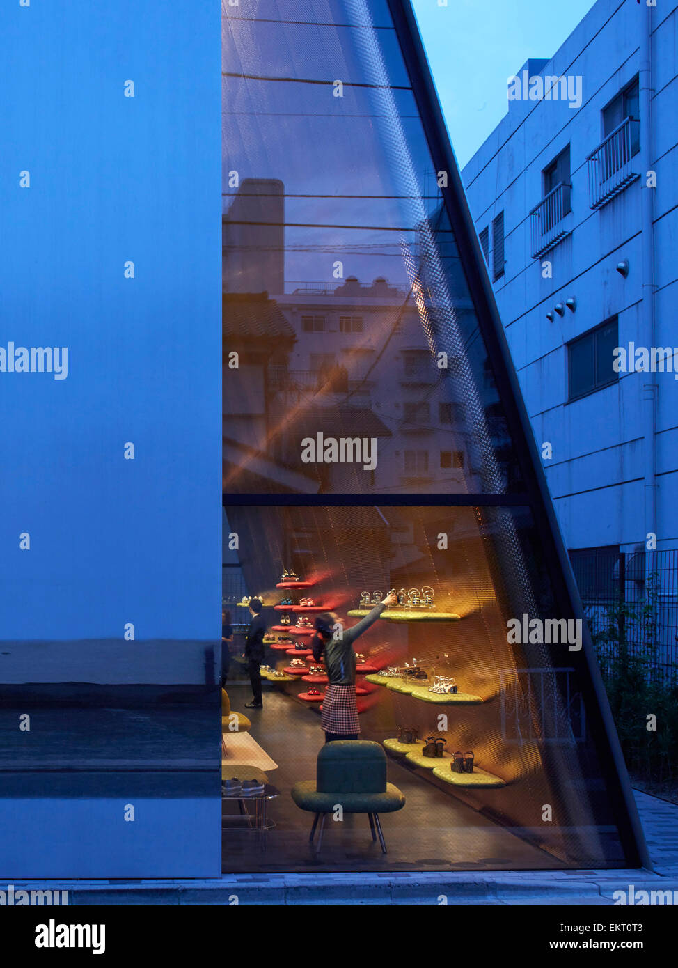 Élévation latérale de façade avec vitrage et voir à travers. Miu Miu Tokyo, Tokyo, Japon. Architecte : Herzog & de Meuron, 2015. Banque D'Images