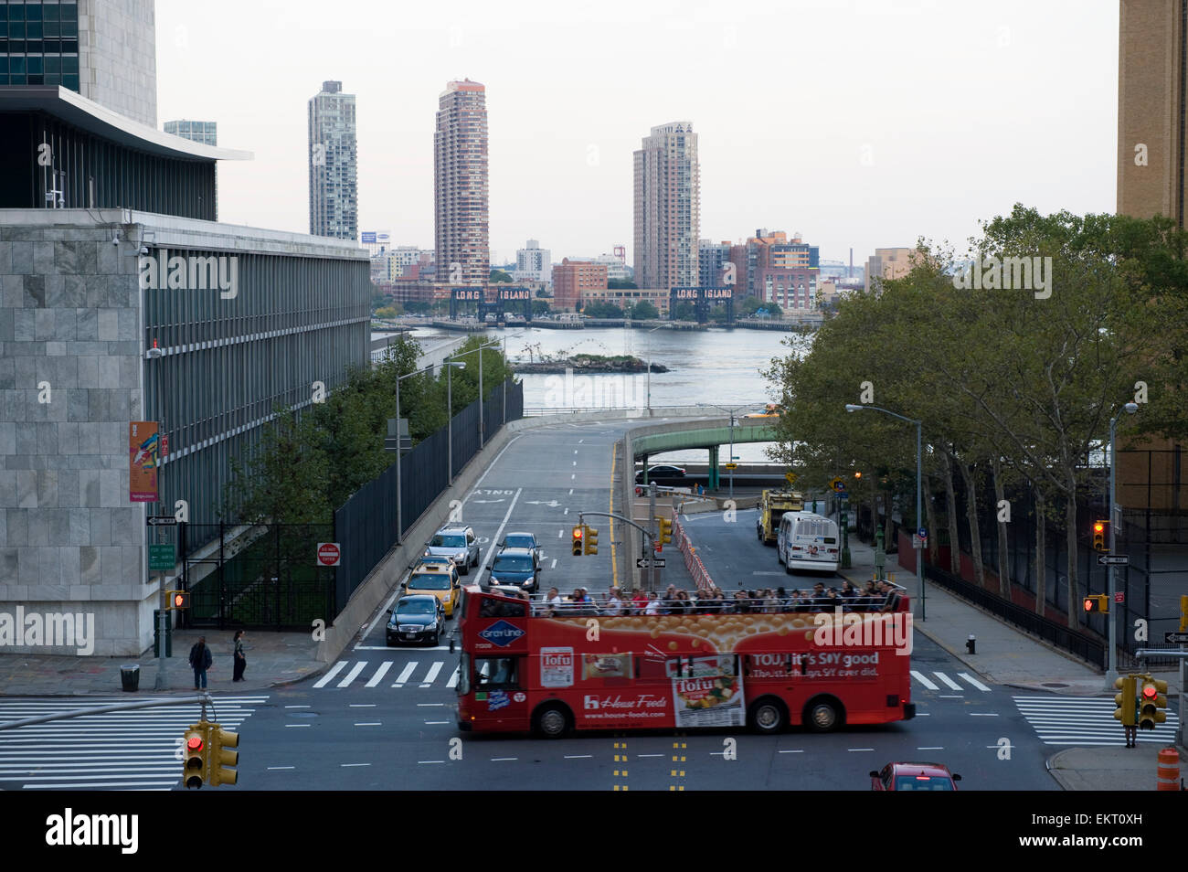 Voir De Long Island à l'Est de la 42e Rue par le bâtiment des Nations Unies à New York City, New York, USA. Banque D'Images