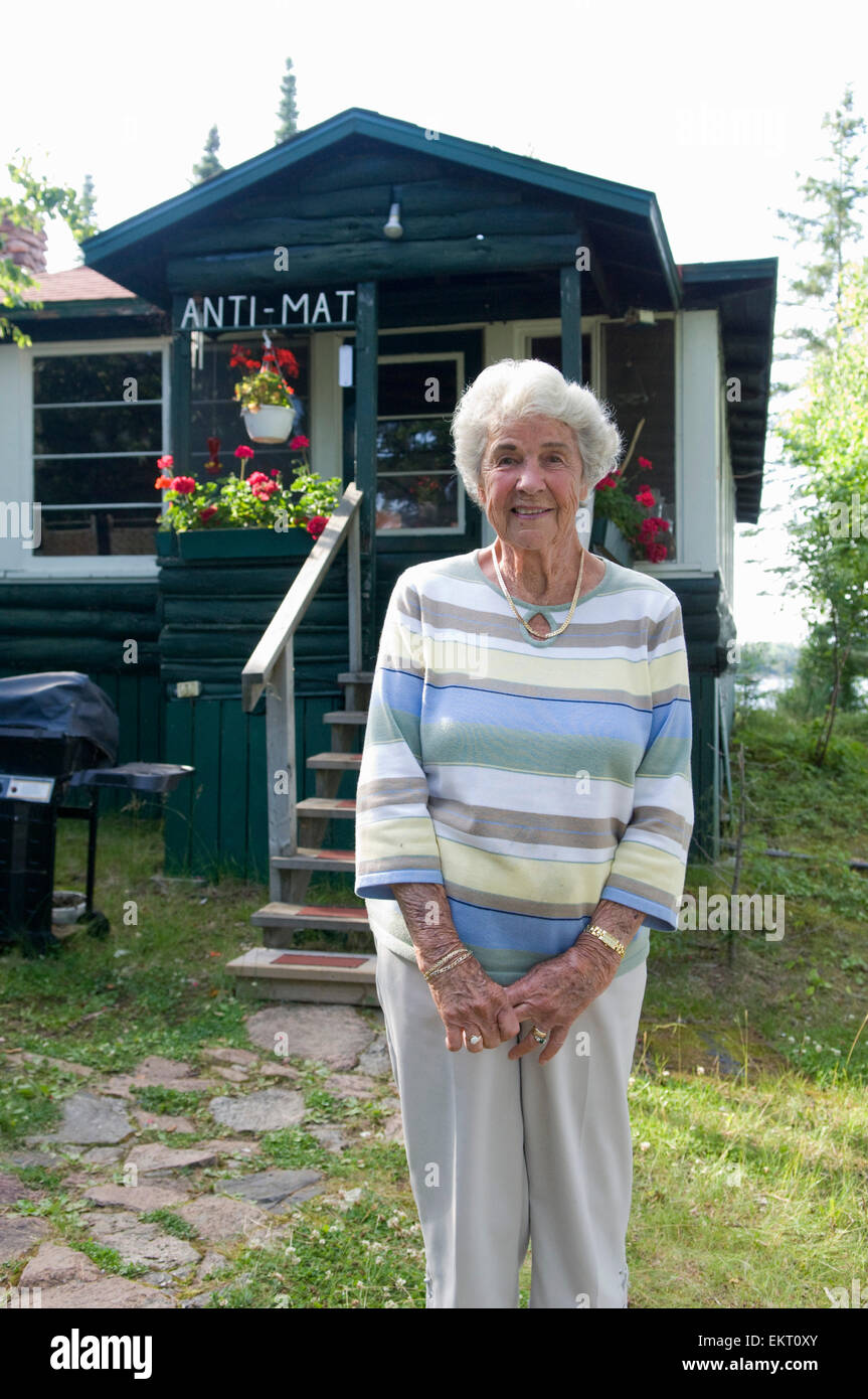 Hauts femme debout à l'extérieur de sa cabane isolée. Banque D'Images