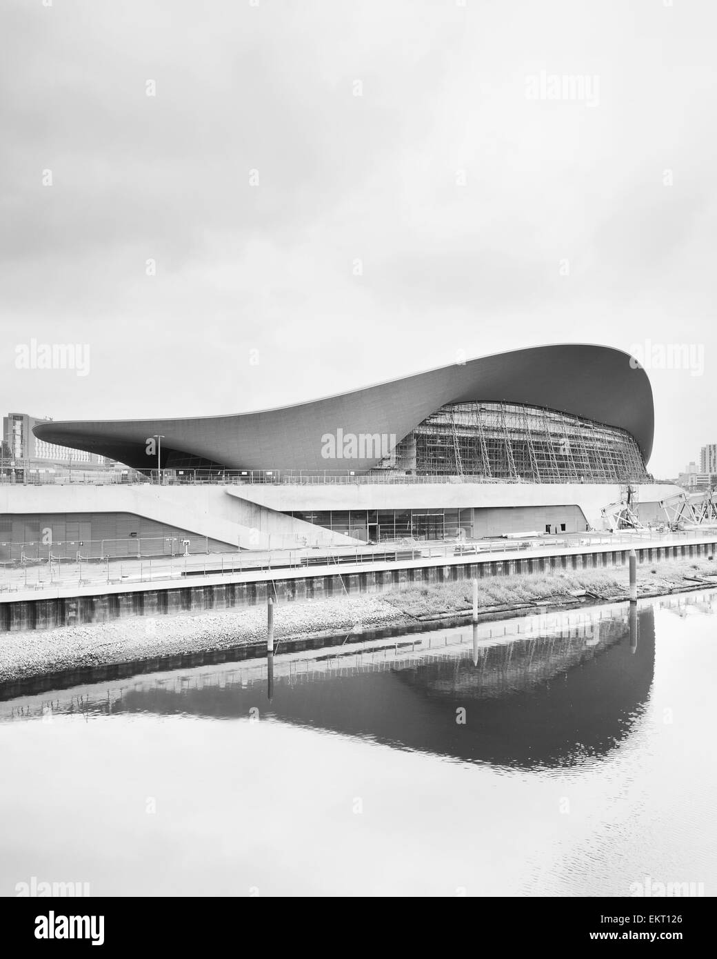 Vue sur canal vers le centre aquatique sans le coin salon supplémentaire est.. Londres 2012 Natation Centre, Stratford, United King Banque D'Images