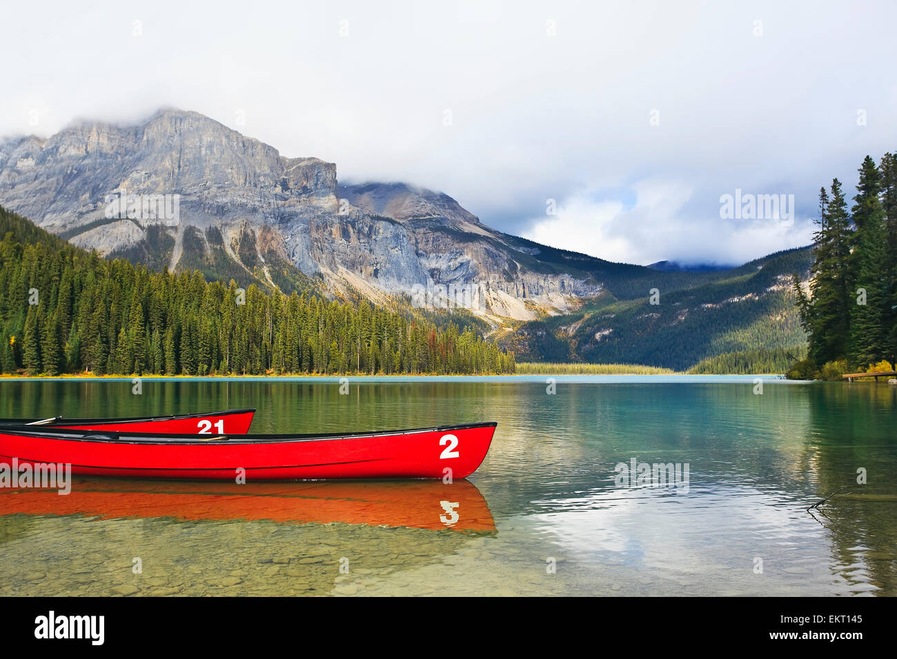 Emerald Lake et le mont Burgess, le parc national Yoho, en Colombie-Britannique, Canada. Banque D'Images