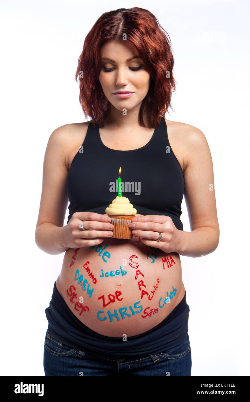 Une Femme Enceinte Dont Le Nom Ecrit Sur Son Ventre Nu Tenant Un Petit Gateau Avec Une Bougie Allumee Edmonton Alberta Canada Photo Stock Alamy Une Femme Enceinte Dont Le Nom Ecrit Sur Son Ventre Nu Tenant Un Petit Gateau Avec Une Bougie Allumee Edmonton Alberta Canada Photo Stock Alamy