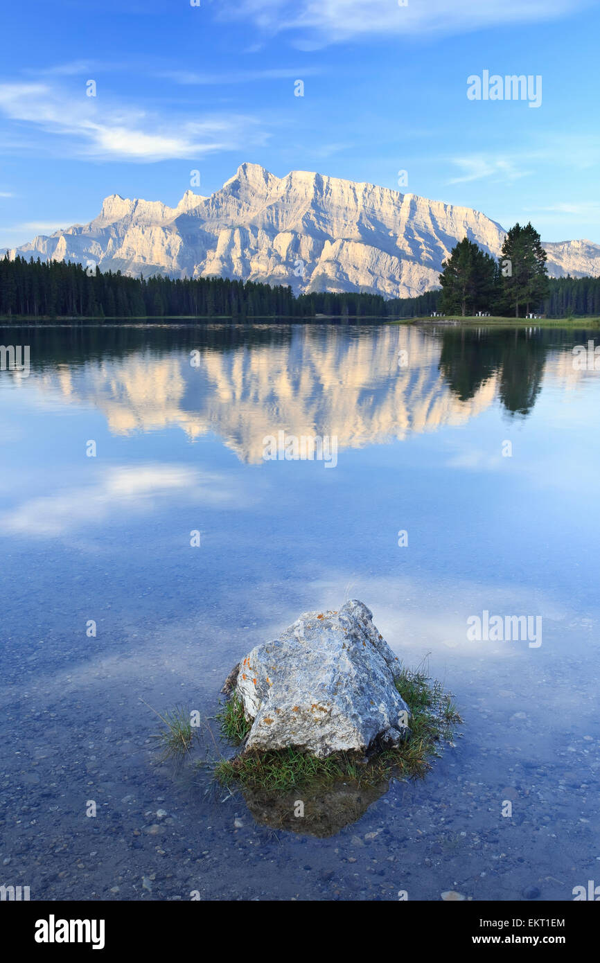 Réflexion Matinale du Mont Rundle dans deux Jack Lake dans le parc national de Banff, Banff, Alberta, Canada Banque D'Images