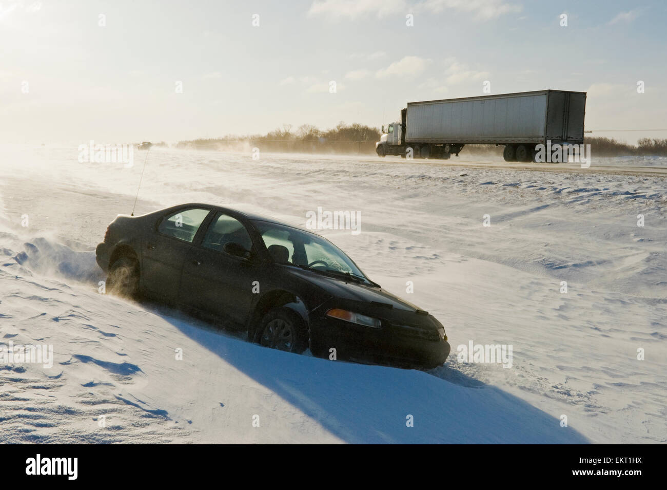 Transcanadienne avec poudrerie et voiture dans le fossé ; Winnipeg Manitoba Canada Banque D'Images