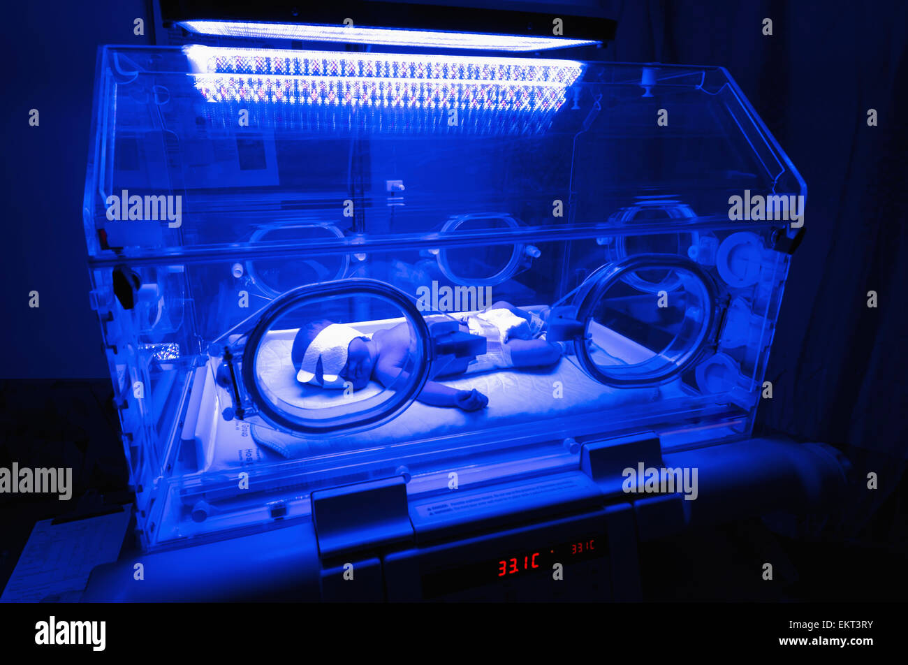 Bébé nouveau-né dans un incubateur avec lumière bleue pour la jaunisse de  l'hôpital ; Alberta, Canada Photo Stock - Alamy