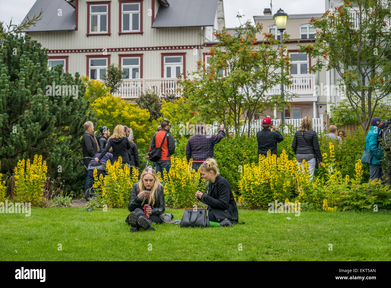 Femme dans un jardin, profiter de la fin de l'été festival annuel-culturel Festival (Menningarnott), Reykjavik, Islande Banque D'Images