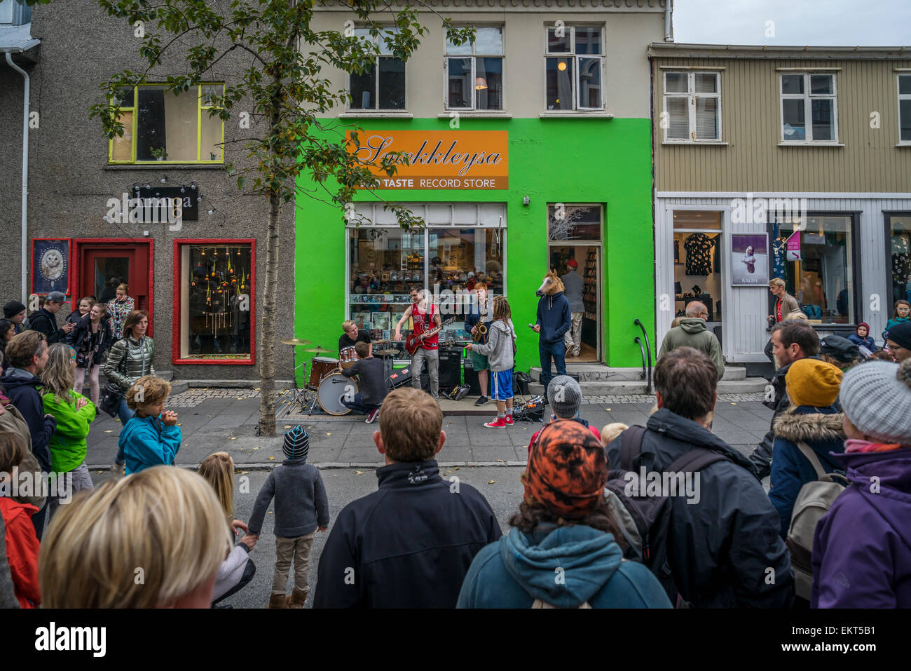 Groupe jouant à l'extérieur devant un magasin de disques. Festival annuel de fin de l'été culturel-Festival, Reykjavik, Islande Banque D'Images
