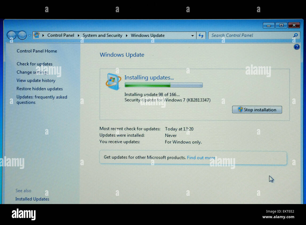 Ordinateur écran montrant l'installation de nombreuses mises à jour de Windows Banque D'Images
