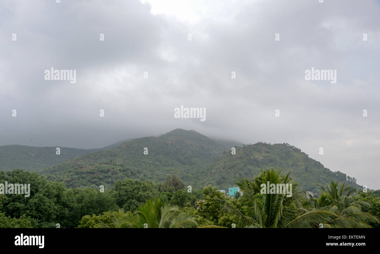 Paysage brumeux de l'Arunachala sacré Hill, près de Tiruvannamalai, Tamil Nadu, Inde Banque D'Images
