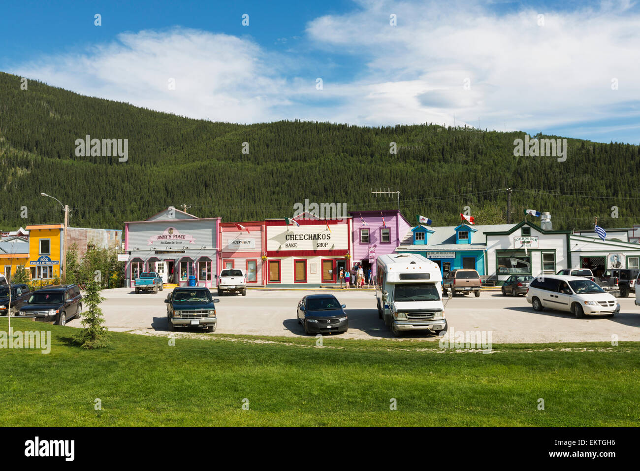 Magasins le long de la rue Front, à la ville historique de Dawson, au Yukon, le Canada, l'été Banque D'Images