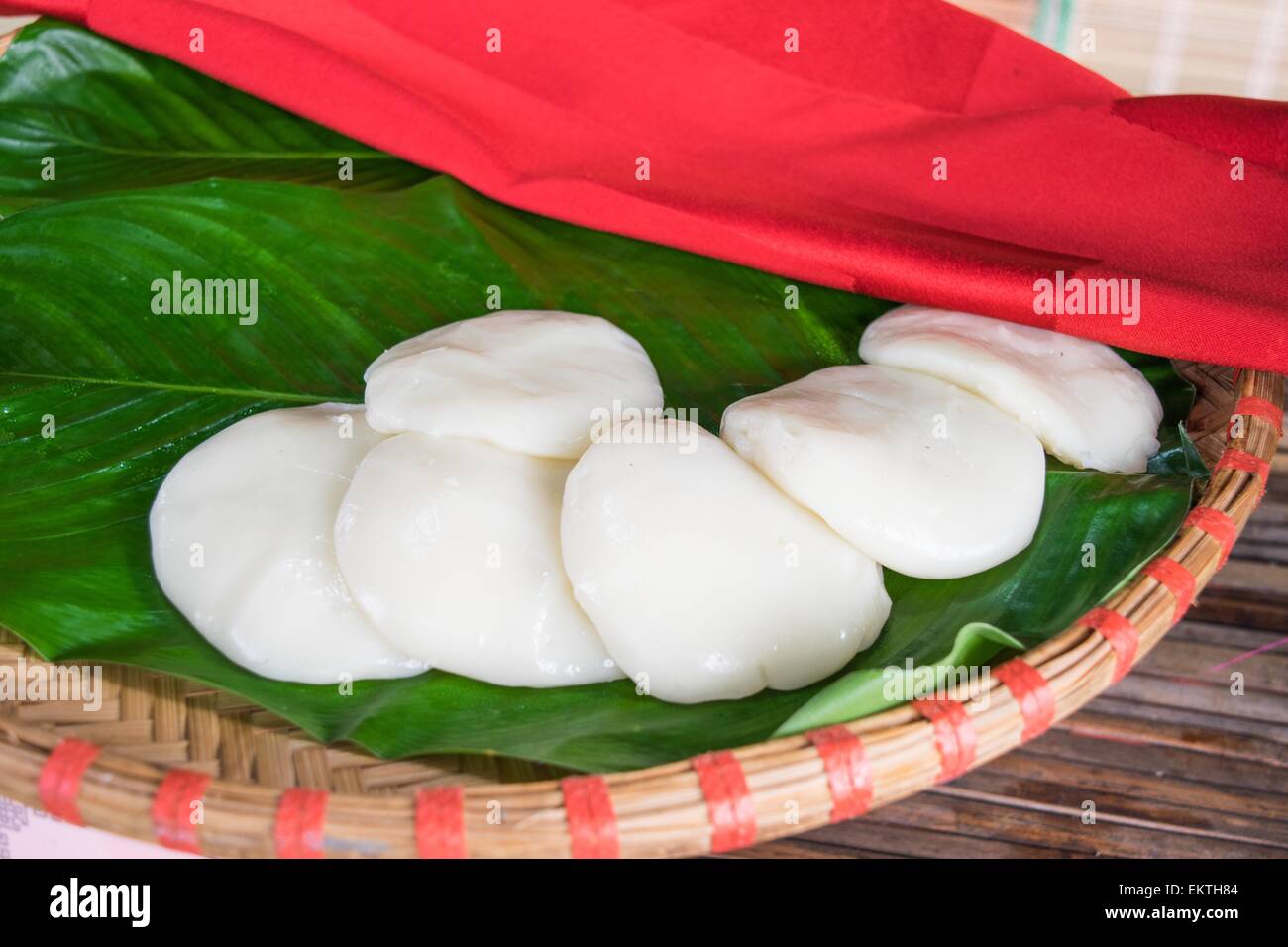 Gâteau de farine de riz cuit à la vapeur sur le stationnement dans la rue Thanh Hoa, Vietnam Banque D'Images
