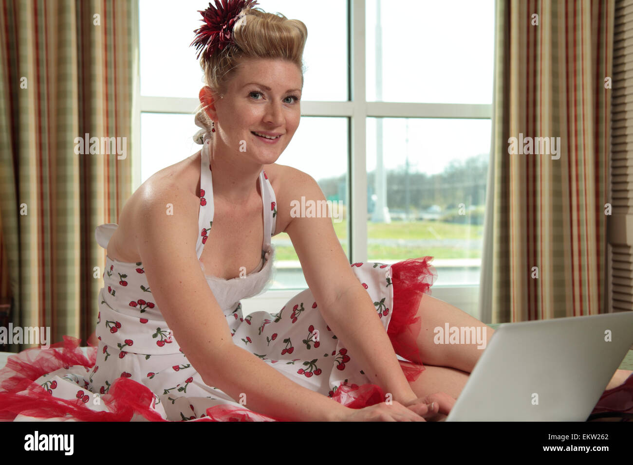 Femme à l'aide d'un ordinateur portable Banque D'Images