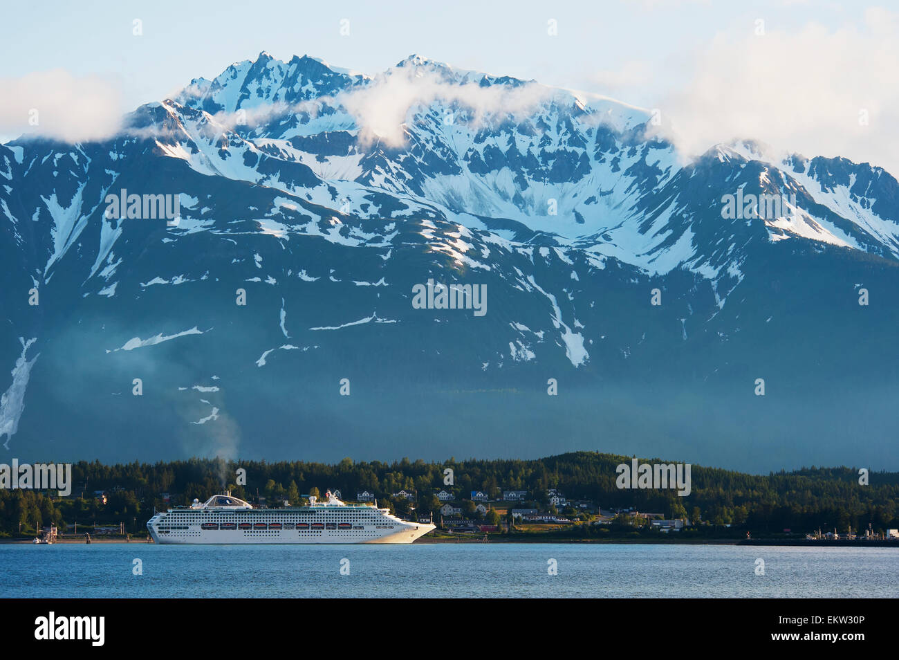 Vue panoramique d'un navire de croisière amarré à Haines avec les montagnes en arrière-plan, le passage de l'intérieur, le sud-est de l'Alaska Banque D'Images