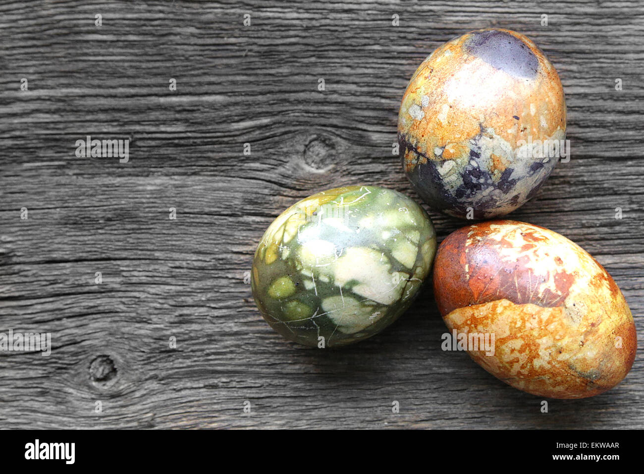 Trois œufs de Pâques colorés sur vintage country board Banque D'Images