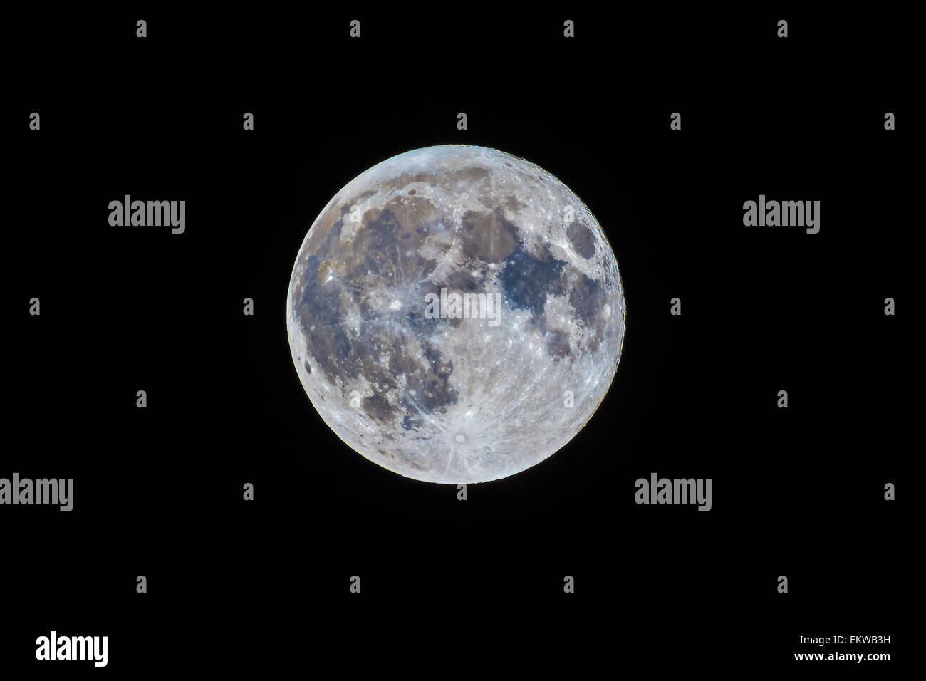 Le 5 mars 2015 mini-moon, l'apogée de la lune, la plus lointaine pleine lune de 2015. Avec l'augmentation numérique vibrance, sa Banque D'Images