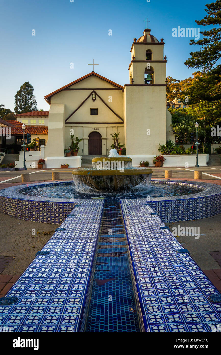 Fontaine en Mission Park et San Buenaventura Mission, à Ventura, Californie. Banque D'Images