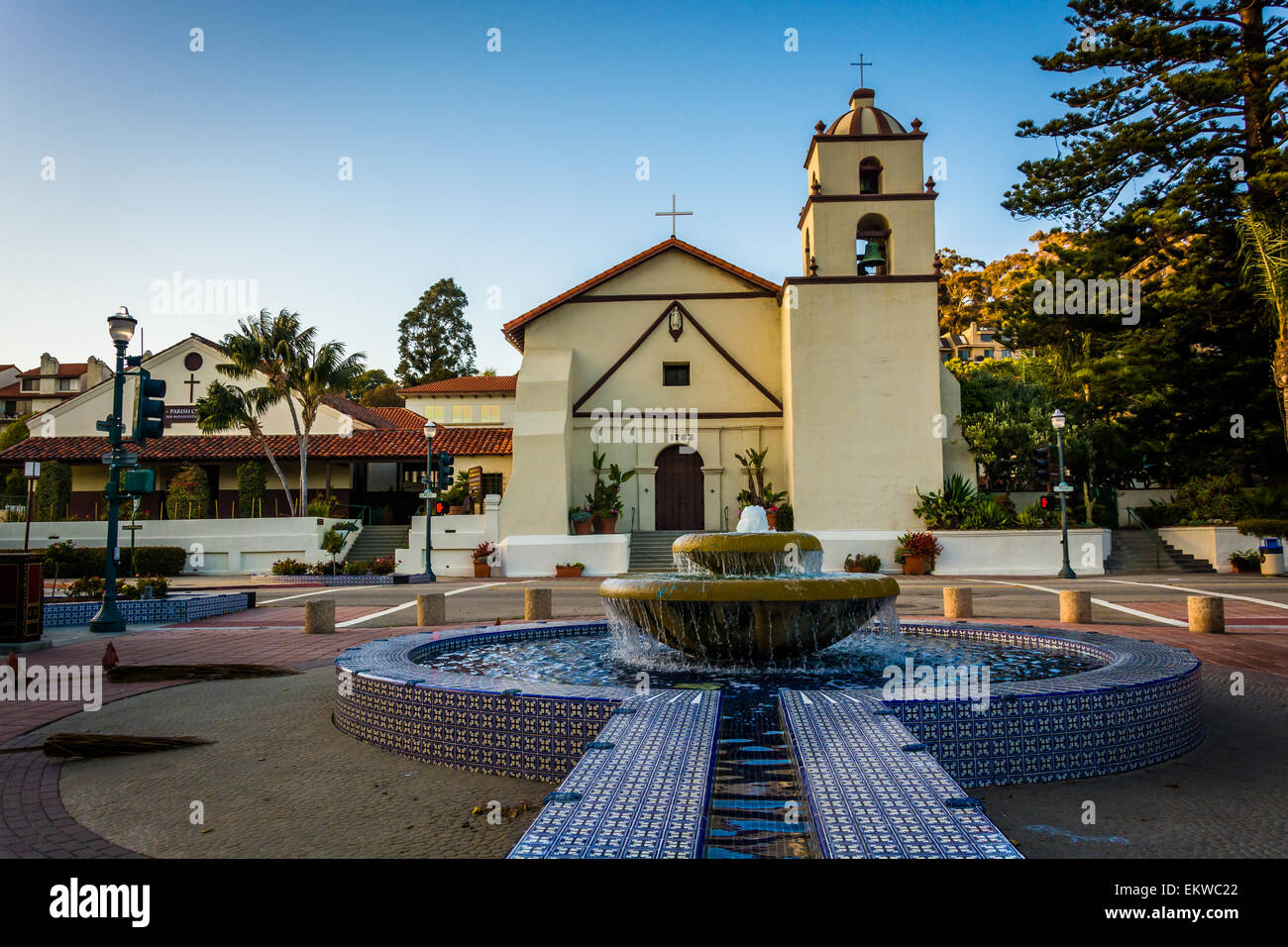 Fontaine en Mission Park et San Buenaventura Mission, à Ventura, Californie. Banque D'Images