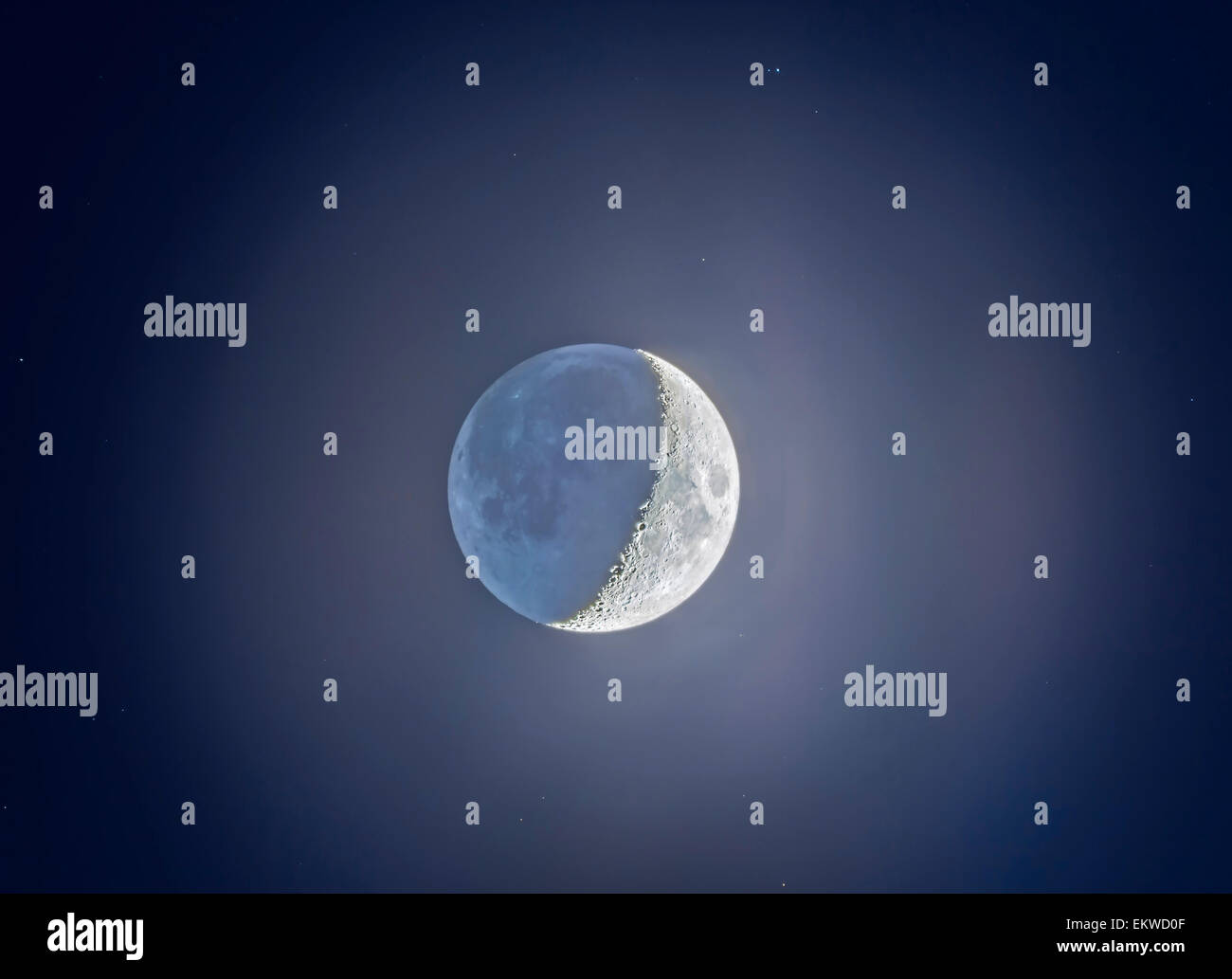 Une dynamique élevée composite d'un 5 jours, lune croissante, avec lumière cendrée sur le côté sombre. Ce composite HDR conserve Banque D'Images