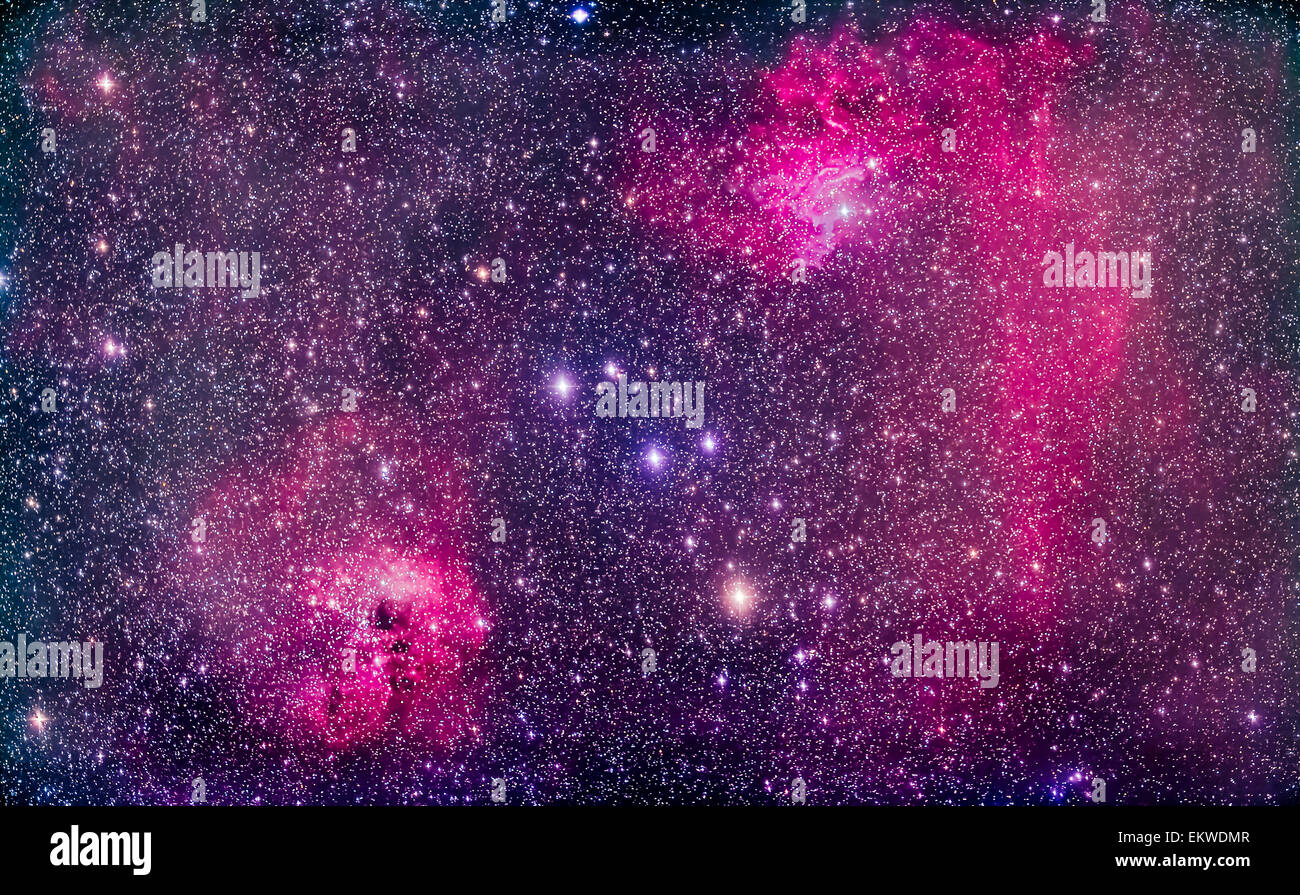 IC 405 (à droite) la nébuleuse de l'étoile flamboyante, et IC 410 (en bas à gauche), et d'émission des nébuleuses de réflexion dans Auriga. Le groupe d'colorfu Banque D'Images