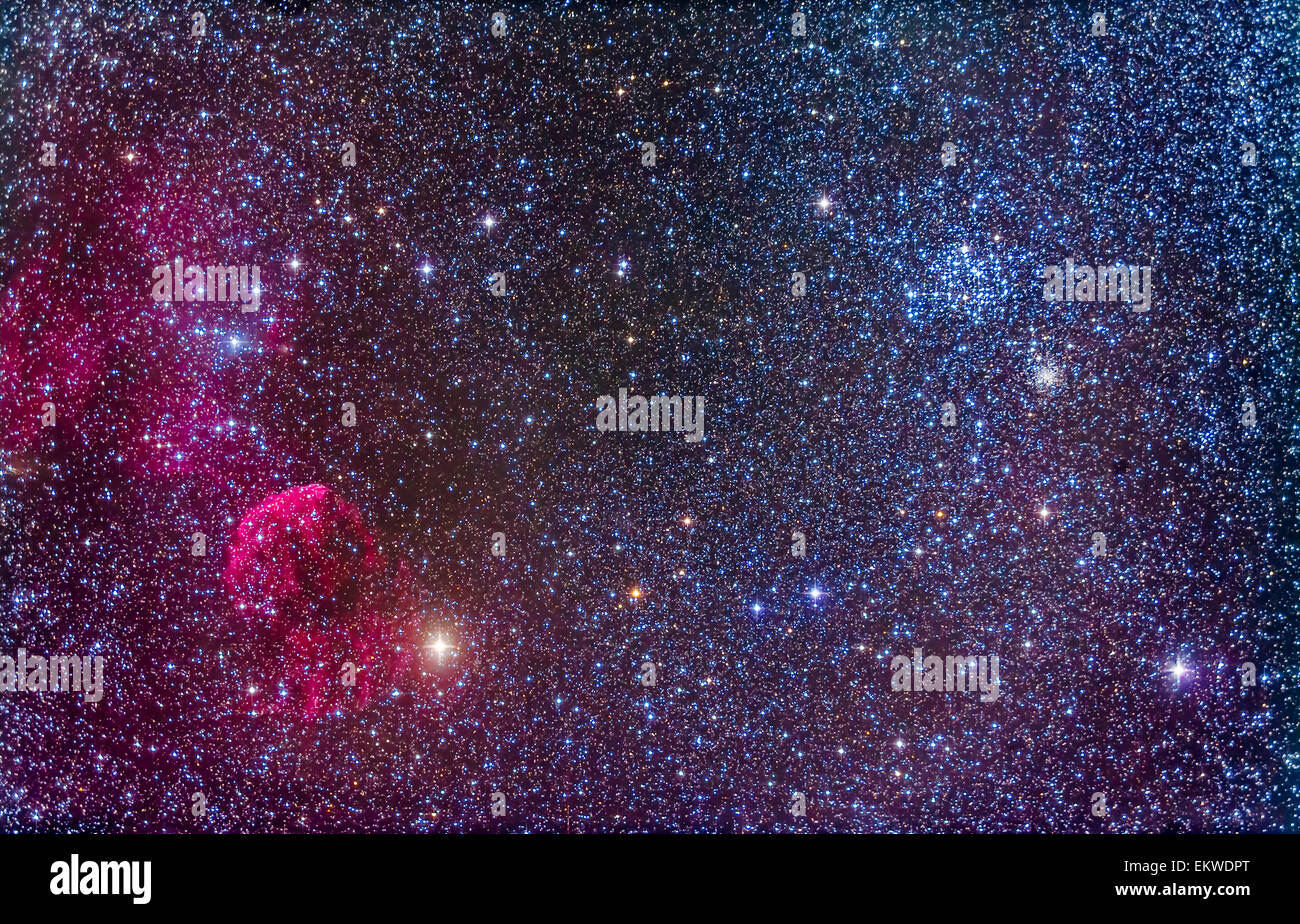 La nébuleuse de la Méduse, IC 443, à gauche près de l'étoile Eta Geminorum. IC 443 est un vestige de supernova. En haut à droite est le lumineux o Banque D'Images