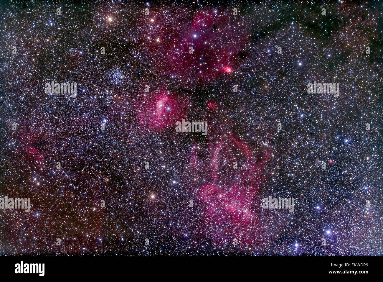 Messier 52 amas ouvert dans Cassiopée (en haut à gauche) et NGC 7635, la nébuleuse de la bulle (centre). Banque D'Images