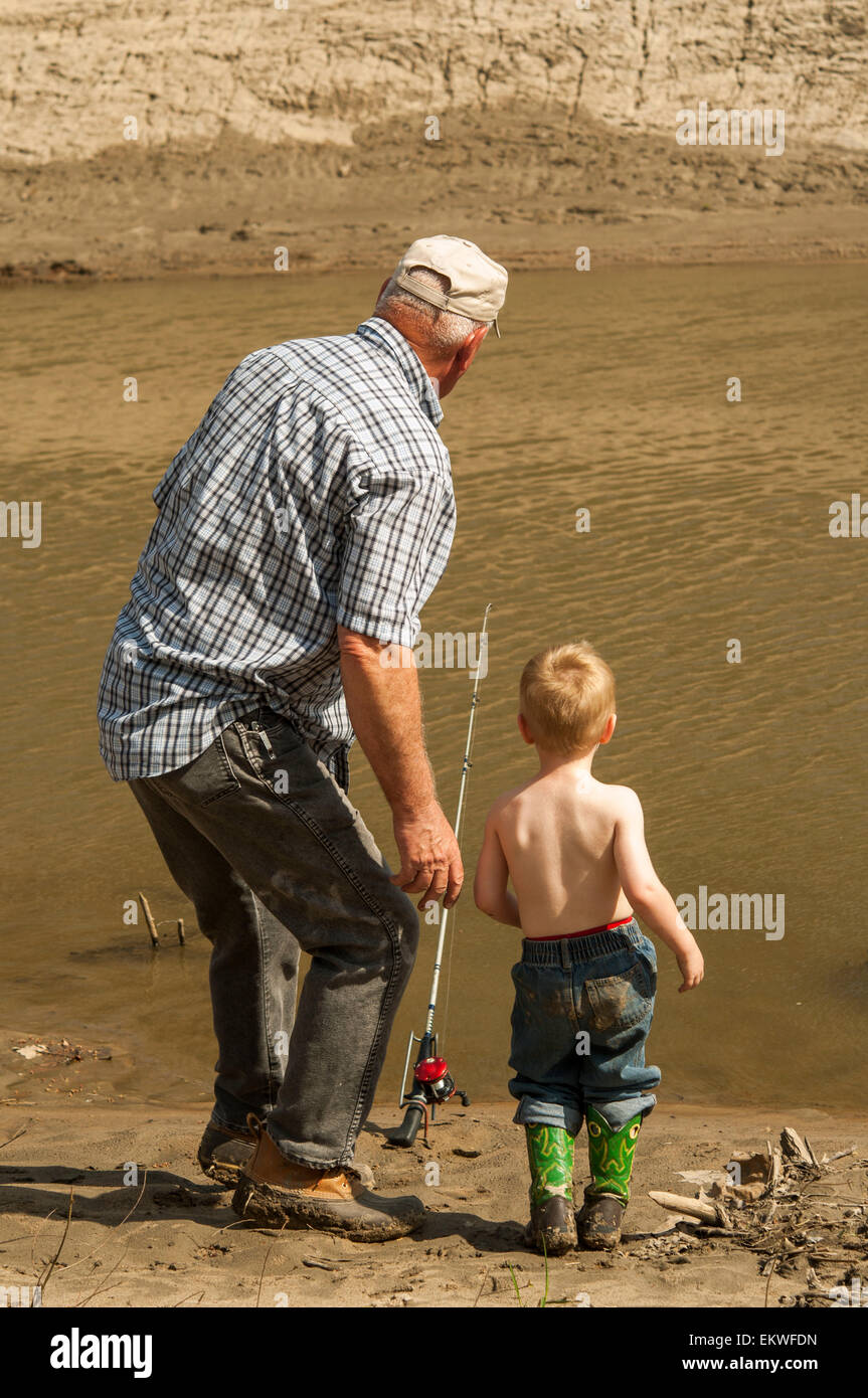 Grand-père et petit-fils regardant canne à pêche pour combler tous vos petits creux Banque D'Images