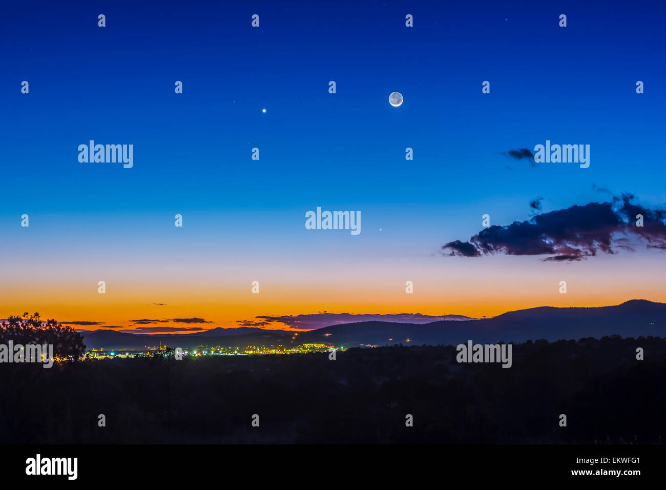 21 janvier 2015 - Le mince croissant de lune, avec le mercure (ci-dessous) et de Vénus (à gauche de la lune). Lumière Cendrée est visibl Banque D'Images