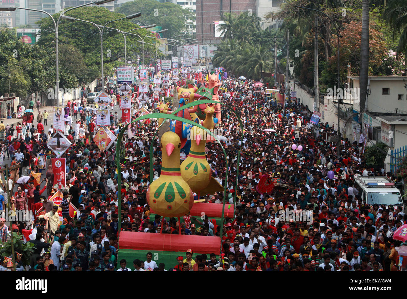 Dhaka, Bangladesh. 14 avr, 2015. Peuples autochtones du Bangladesh un Mars à bienvenue dans la nouvelle année 1422 Bengali. Faire l'exercice précédent glooms aux oubliettes, les gens de toutes les couches de la société a commencé à accueillir l'année 1422 Bangla dès que le soleil se lève à l'horizon. Habillés de vêtements traditionnels, les femmes vêtus de saris et les hommes le punjabi, ils se pressaient de programmes culturels et de lieux de foires de fortune qui célèbrent la culture Bangla, de divertissements, d'art et de l'alimentation et les spectacles de musique et de spectacles dans la capitale et ailleurs dans le pays. Credit : ZUMA Press, Inc./Alamy Live News Banque D'Images