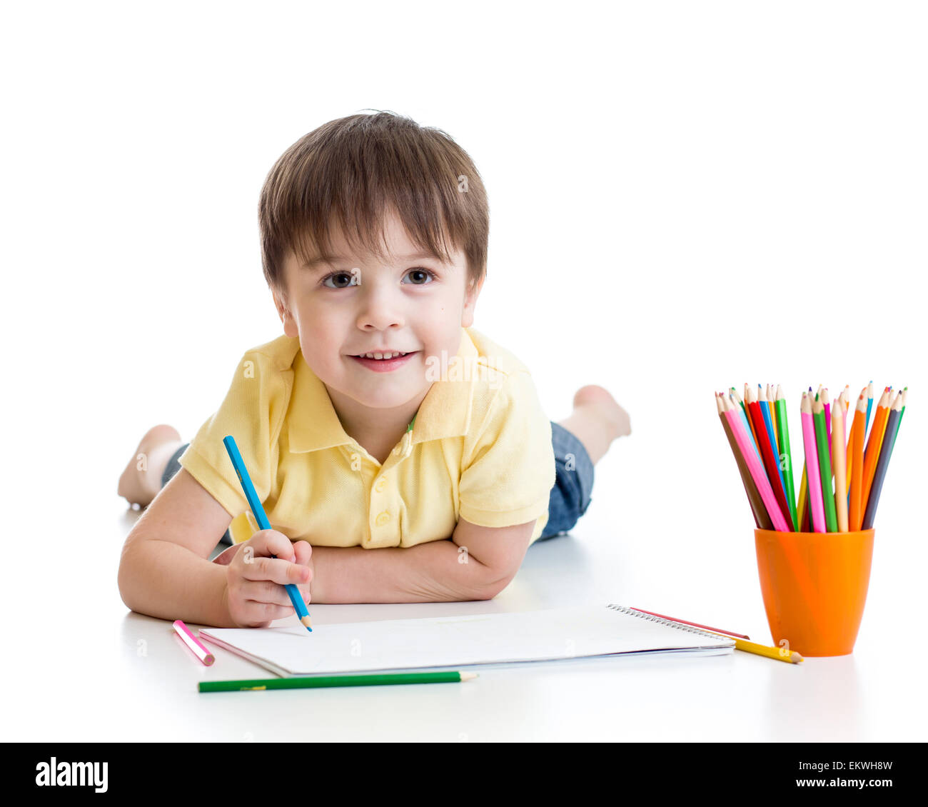 Garçon enfant mignon dessin avec crayons en isolé d'âge préscolaire Banque D'Images