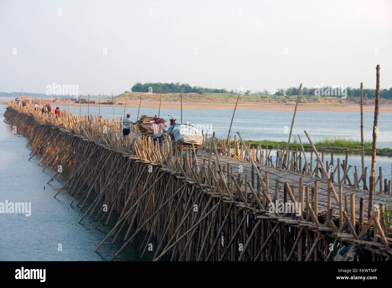 Les gens traversent un pont de bambou qui s'étend sur le Mékong dans la région de Kampong Cham, au Cambodge. Banque D'Images