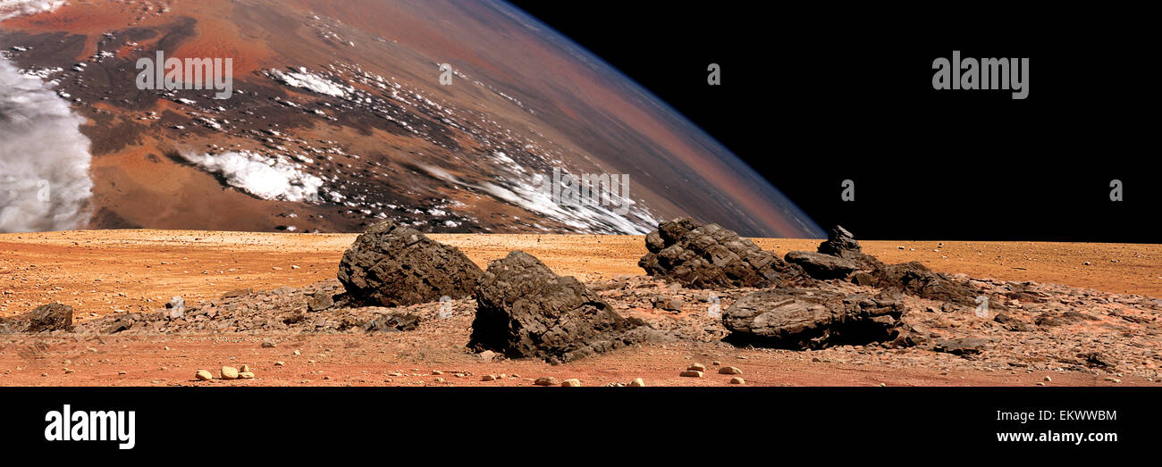 Une vue panoramique sur la surface d'un piton rocheux et aride monde étranger. Un grand nuage s'élève au-dessus de la planète couverte environne airless Banque D'Images