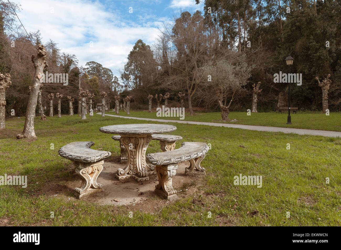 Béton et pierre autour des tables de pique-nique dans un parc public. Banque D'Images